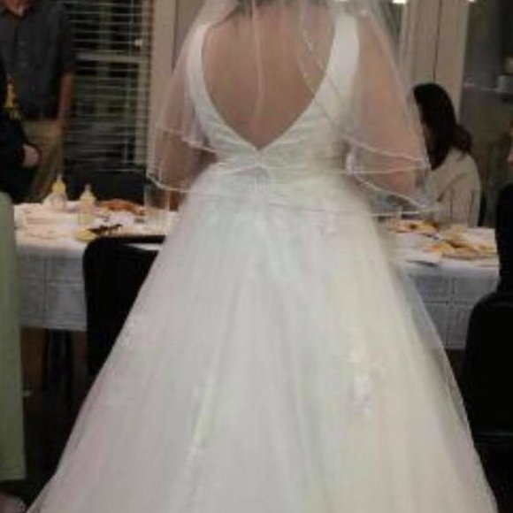 WEDDING DRESS, VIEL AND JEWELED BAND INCLUDED. - Picture 2 of 16